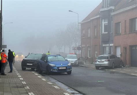 ongeval eeklo vandaag|Auto belandt tegen gevel van woning na zware frontale aanrijding ...